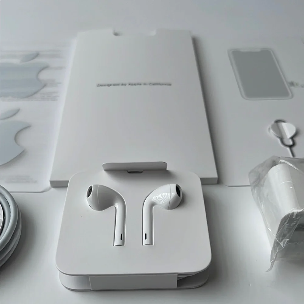 Apple White EarPhones with Lightning Cable